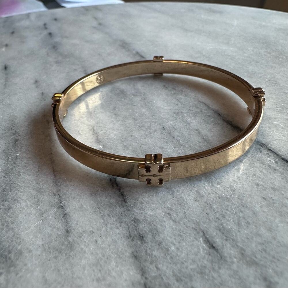 Tory Burch - Classic Logo Elegant Gold Bangle Bracelet - Picture 10 of 11